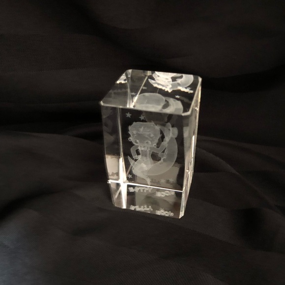 Crystal 3D Etched Betty Boop Paperweight - Picture 2 of 9